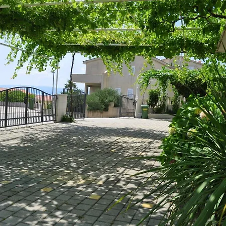 Ivi Apartment